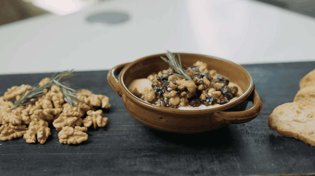 Brie tibio con tapenade de nueces e higos